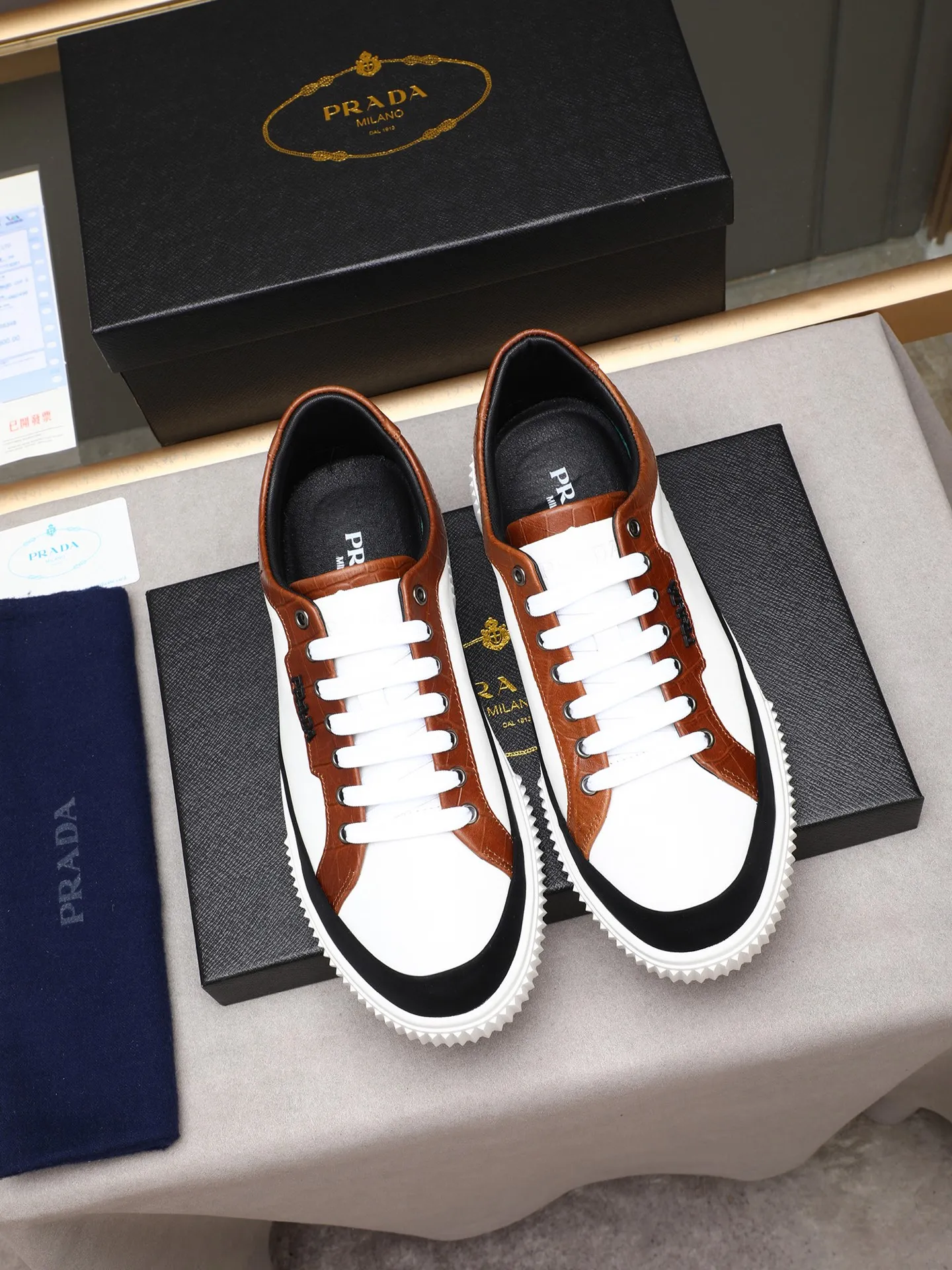 Men's shoes💰420💰 Brand: PRADA (Prada) Standard code: Men's code 38–44 (45 can be customized) Material: Original cowhide, breathable sheep lining Special outsole Style category: Men's fashionable casual sneakers Low-key luxury! Color: actual picture color